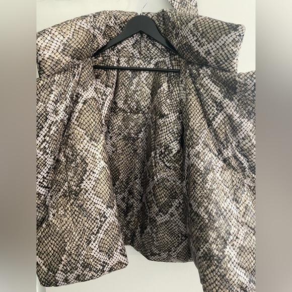 RARE & hard to find Norma Kamali Sleeping Bag Jacket in Scale Python Print - Picture 4 of 7